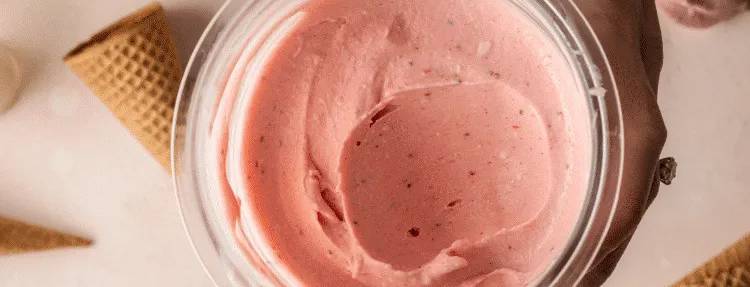 Strawberry frozen yoghurt