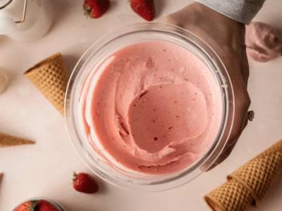 Strawberry frozen yoghurt